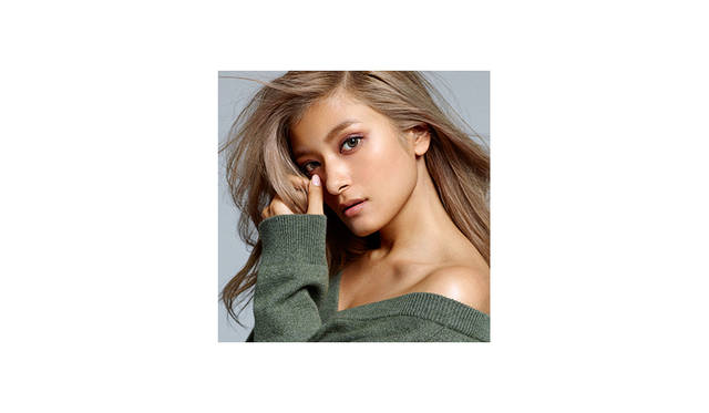 Rola_R <strong>Rola<br>ローラ / モデル・タレント・女優</strong><br><br>ハーフモデルとして独自のアイデンティティーを持ち、その愛くるしいキャラクターと個性溢れるスタイルで国内外を問わず活躍。<br>現在はあらゆるファッション誌のカヴァーを飾り、様々な表情でファンを楽しませている。<br>また、自身のファッションセンス・セルフプロデュースも業界から評価が高く、今後の動向がさらに注目される女性である。