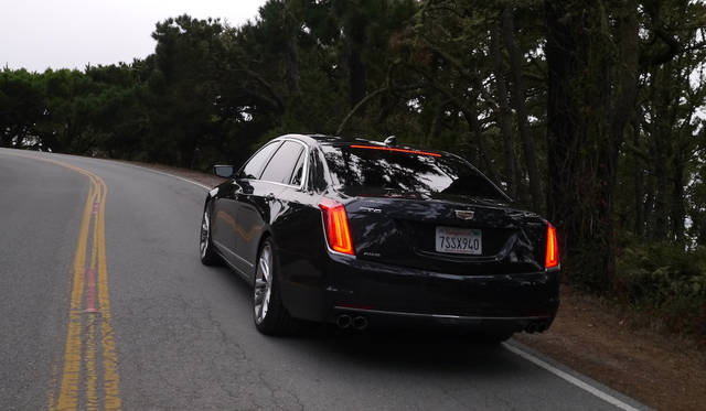 縦型リアコンビネーションランプですぐCT6とわかる