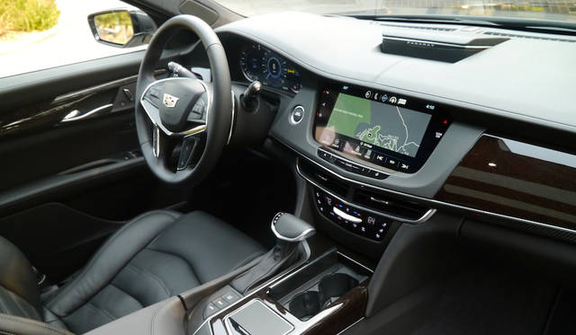 クリアなデザインのコクピット