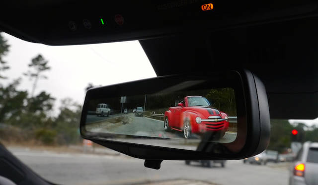 カメラの映像を使ったリアビューミラー