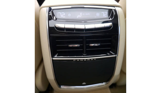 BOSE「パナレイ」の後席用スピーカー（の一部）