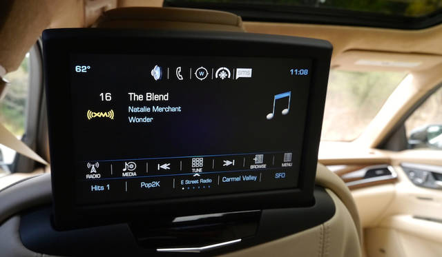 前席には後席用のモニターが内蔵されている