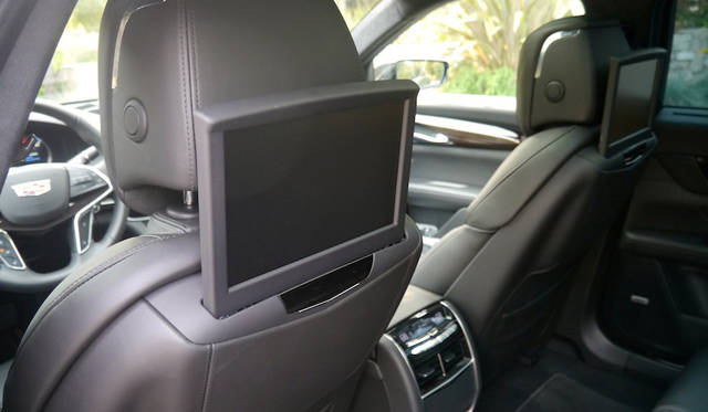 モニターは電動格納式