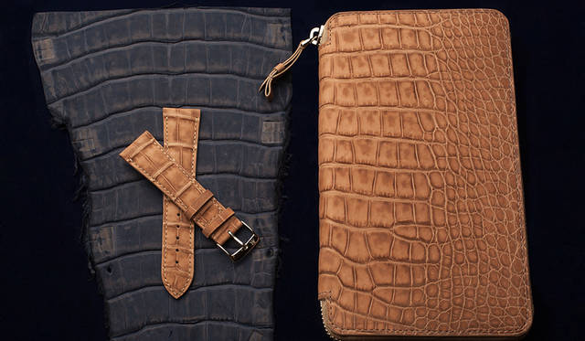 左:アリゲーター素材を用いた腕時計ストラップ4万円（税別）〜。 <br>右:同じく、アリゲーター素材を用いた長財布19万5000円（税別）〜。