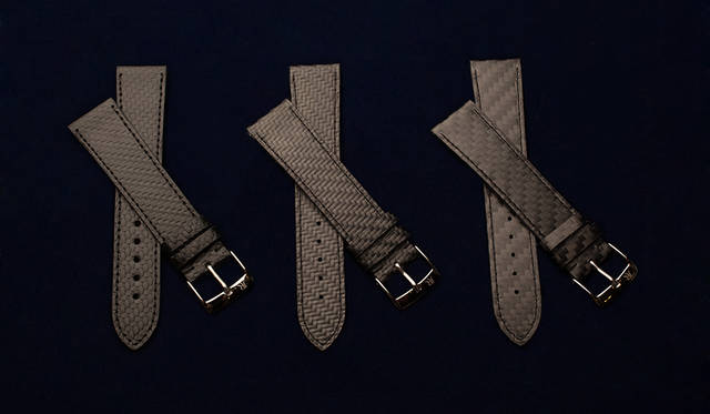 <strong>カーボンファイバー</strong><br />炭素繊維を編み込んだ、こちらもハイテク系のモデル。カーボンダイアルやカーボンケースのモデルに合わせたい。カーフスキンにカーボンプリントしたもの1万7550円（税別）と、フルカーボン2万円（税別）の2タイプがある。ともに年末発売予定。