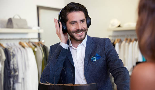 右側のハウジングを手で覆うと、一時的に音楽の音量を絞り、周囲の音を取り込んでくれる。とっさに話しかけられた時に、すぐに対応できるのがいい。