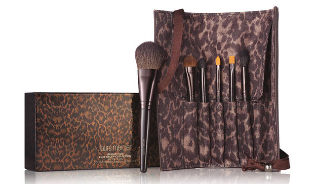 <strong>リュクスブラシ コレクション 2016</strong><br /> 6本のブラシにオリジナルポーチがついたホリデイ限定セット <br /> フローレス フェイスに必要不可欠なブラシをセットした、オシャレで便利なブラシのセット。日本未発売の「オールオーバーアイカラーブラシ」も加わり、肌あたり、粉含みのよいブラシたちがメイクの仕上がりを格上げします。インナーがレオパードプリントのオリジナルポーチはロール状でコンパクトにまとまり、持ち運びにも最適です。<br /> 価格｜1万2000円(税別） <br /> 発売日｜11月1日(火)数量限定発売<br /> <br /> 【セット内容】<br /> ・オールオーバーアイカラーブラシ ※日本未発売<br /> ・アイクリースブラシ<br /> ・シークレットカモフラージュブラシ<br /> ・フラットアイライナーブラシ<br /> ・ポニーテイルブラシ<br /> ・チークカラーブラシ<br /> ・オリジナルポーチ<br />