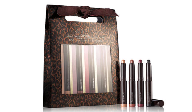 <strong>キャビアスティックアイカラー コレクション 2016</strong><br /> キャビアスティックアイカラーの人気色と限定色を詰め込んだキュートなレオパードに身を包んだ限定キット<br /> ハイライト、ライン、アクセントとマルチに使えるスティックタイプのアイシャドウ、キャビアスティックアイカラーのホリデイキットが登場。クリーミィなテクスチャーが肌の上でなめらかにのび、つけたての発色が長時間持続します。デイリーはもちろん、スモークアイなど特別な日のメークにも対応できます。<br /> 価格｜4600円(税別）<br /> 発売日｜11月18日(金)数量限定発売<br /> <br /> 【セット内容】<br /> ■キャビアスティックアイカラー ミニ<br /> ・オーバージーン（限定色)<br /> ・ローズゴールド<br /> ・アメジスト<br /> ・タキシード<br />