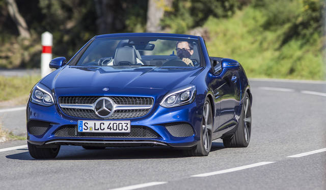 ヘッドランプの意匠が変更されている