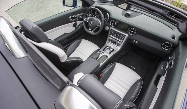 ドアの内張もシートと同様の2トーン