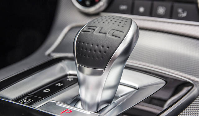 シフトノブの形状は基本的にメルセデスもAMGも共通