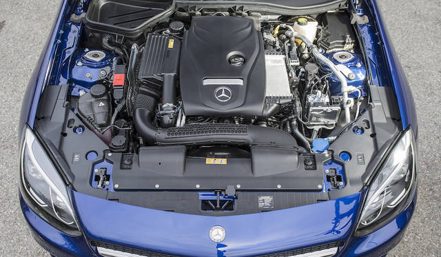 SLC300の1991cc4気筒エンジンは180kW（245ps）＠5500rpmの最高出力と、370Nm/1300〜4000rpmの最大トルク