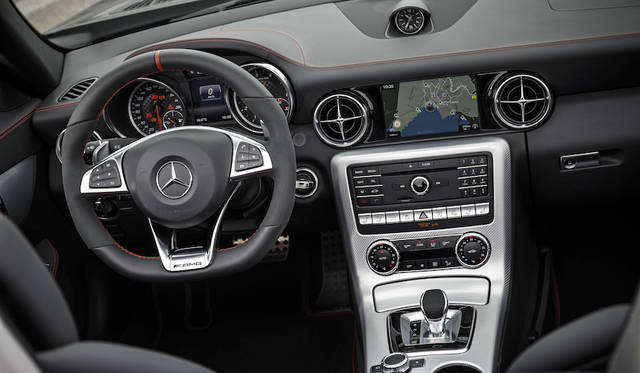 SLC43のステアリングホイールは握りの感触も良好