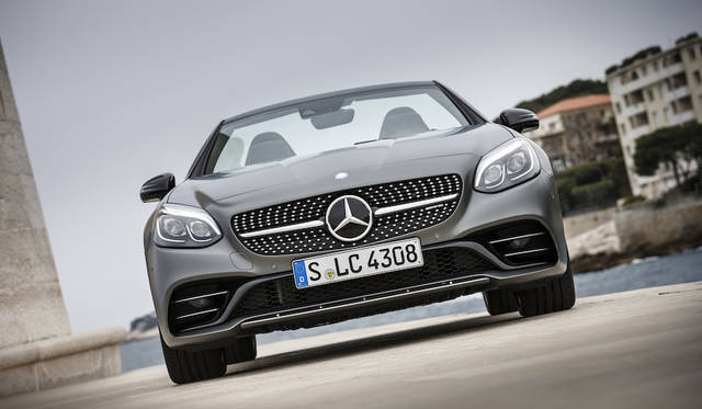 ダイヤモンドグリルと呼ばれるグリルはSLC300もSLC43も基本的に共用た