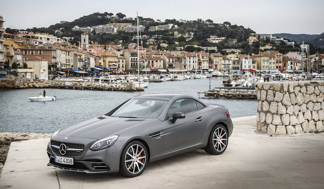 バリオルーフには電気式にガラスの透過率が変えられるマジックスカイコントロールが備わる