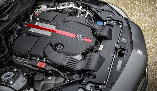 メルセデスAMGのSLK43の2996ccV型6気筒エンジンは270kW（367ps）＠5500〜6000rpmの最高出力と520Nm＠2000〜4200rpmの最大トルク