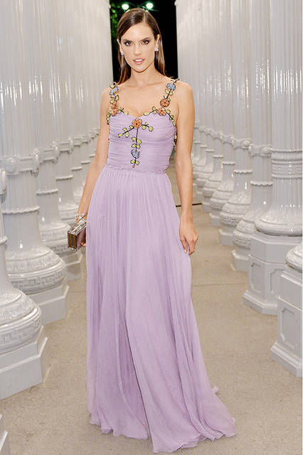 <strong>アレッサンドラ・アンブロジオ</strong><br />ドレス：2016年プレフォール コレクション ルック40のフローラル刺繍ディテールがあしらわれたペールラベンダーシフォンクレープ スパゲティストラップドレス