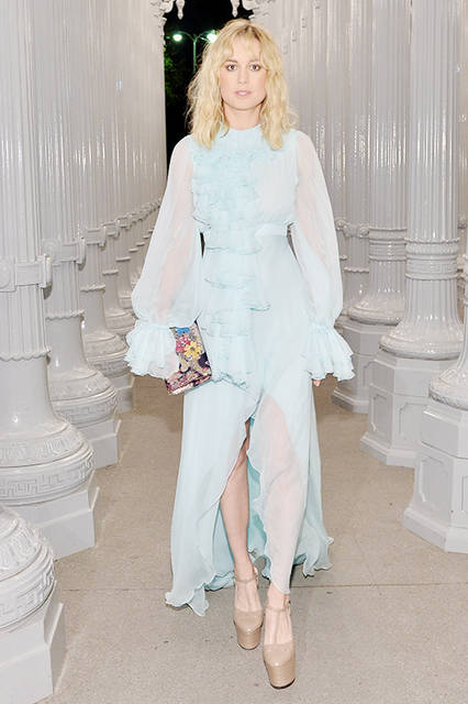 <strong>ブリー・ラーソン</strong><br /> ドレス： 2017年クルーズ コレクションのフラウンスがあしらわれたペールブルー ロングスリーブドレス<br /> バッグ：刺繍が施されたシルクのマルチカラー クラッチ<br /> シューズ：ヌードカラー ハイヒール プラットフォームサンダル