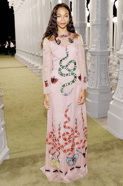 <strong>ゾーイ・サルダナ</strong><br /> ドレス：2016年プレフォール コレクション ルック68のペールローズシルクオーガンジー ロングスリーブ クルーネックドレス<br /> バッグ：タイガーヘッドクロージャー付きブラックサテン クラッチ