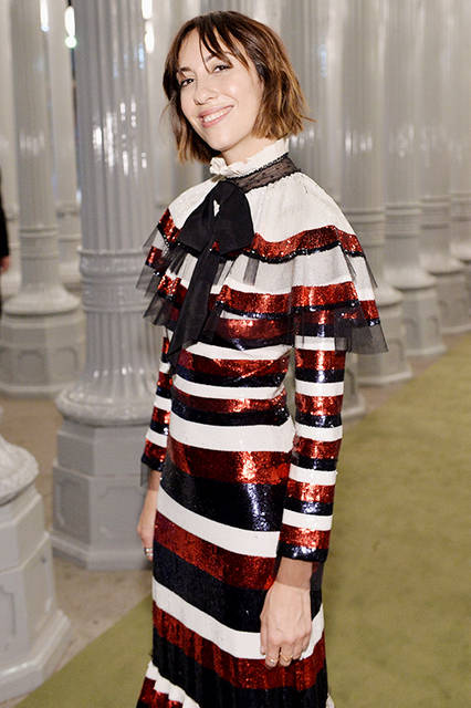 <strong>ジア・コッポラ</strong><br /> ドレス：2017年春夏コレクションのレッド、ホワイト、ブルーのストライプ刺繍が施されたブラック グログランリボン ボウ付きスパンコールドレス<br /> バッグ：パールとタイガーヘッド クロージャー付きメタリックシルバー クラッチ<br /> シューズ：ブラックレザー ハイヒール イブニングサンダル<br />