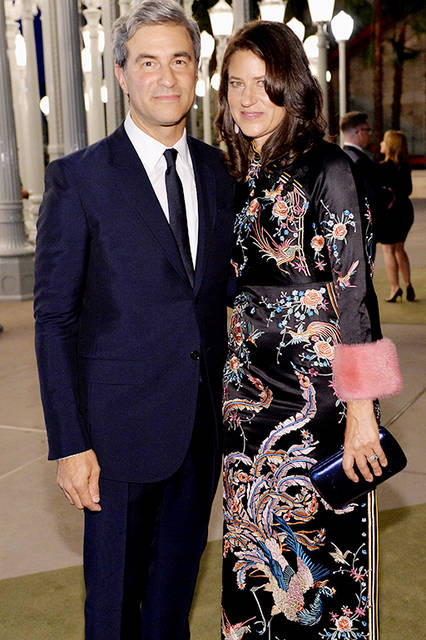 <strong>キャサリン・ロス</strong><br /> ドレス：2016-2017年秋冬コレクション ルック30のコントラストカラーのパイピングとトグルディテール、ピンクミンクファー カフがあしわられた総刺繍ブラックシルクサテン キモノドレス<br /> バッグ：ブルーメタリック クラッチ<br /> シューズ：クリスタル タイガーヘッドディテール付きブラック プラットフォームサンダル<br /><br /> <strong>マイケル・ゴーヴァン</strong><br /> ウェア：ミッドナイトブルー ノッチラペル ツーボタン マルセイユ スーツ、ホワイト ドレス シャツ、ネイビー グログラン タイ<br /> シューズ：ブラック レザー ブーツ