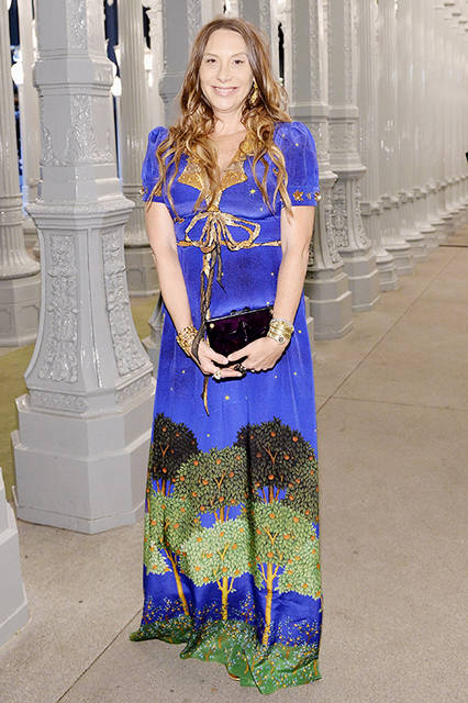 <strong>ジャクイ・ゲティー</strong><br /> ドレス：2016年プレフォール コレクション ルック63のスパンコール刺繍トロンプユイユがあしらわれたブルー ナイトガーデンプリント シルククレープデシン Vネックドレス<br /> バッグ：スター ディテール付きパープルプレキシ ボックスクラッチ<br /> シューズ：ゴールドレザー ハイヒールサンダル<br />