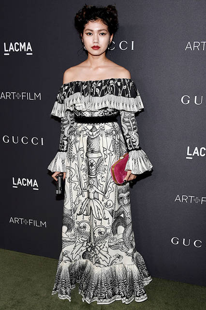 <strong>二階堂ふみ</strong><br /> ドレス：2017年春夏コレクションのアーティスト Jayed Fishにインスピレーションを得たプリントにベルベット ベルトディテールがあしらわれたブラックとアイボリーのシルクガザル オフショルダードレス<br /> バッグ：パールクロージャー付きピンクベルベット クラッチ<br />