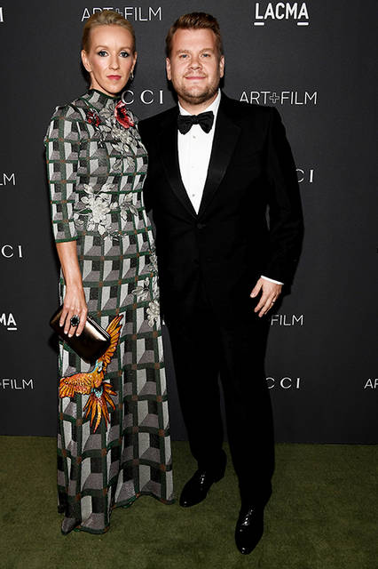 <strong>ジェームズ・コーデン</strong><br /> ウェア：2016年プレフォール コレクションよりルック 81 の刺繍付 ブラック ノッチラペル  ツーボタン ヘリテージ タキシード、ホワイト ドレスシャツ、ビージャガードのブラック ボウタイ<br /> シューズ：ブラック レザー レースアップ シューズ