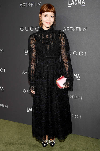 <strong>スヨン</strong><br /> ドレス：2017年春夏コレクションのブラックレース ロングスリーブ 刺繍ドレス<br /> バッグ：パールクロージャー付きピンクサテン クラッチ<br /> シューズ：クリスタルとパールスタッズディテール付きブラックスウェード ハイヒールパンプス