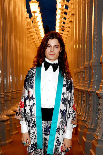 <strong>パフォーマーを務めたBØRNS（ボーンズ）</strong><br /> ウェア：2017年春夏コレクションよりルック55のシルク プリント 着物風ジャケット、ホワイト イブニングシャツ、シルク プリント イブニングパンツ、ブラック サテン カマーバンド、ブラック サテン ボウタイ<br /> シューズ：ディオニュソス バックル付 ブラックレザー モンクストラップ シューズ<br /> ジュエリー：エイジド シルバー タイガーヘッド リング