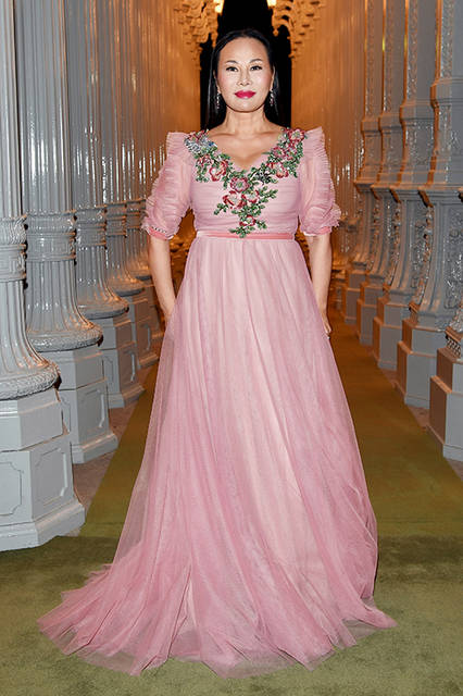 <strong>ホストを務めたエバ・チャウ</strong><br />ドレス：クリスタル刺繍の鳥やビーズ刺繍のフローラルバインのディテールがあしらわれたブラッシュピンクチュール ドレス<br />バッグ：パールディテール付きヌードカラー サテン クラッチ<br />シューズ：ペールピンクレザー ハイヒールサンダル