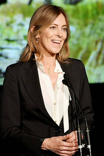 <strong>受賞者のキャスリン・ビグロー</strong><br />スーツ：2017年クルーズ コレクションのパールディテール付き2ボタンスーツとホワイトシルクブラウス