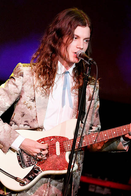 パフォーマンス時の衣装は、2016年秋冬コレクションよりルック30のペールグリーン プリント ヘリテージスーツ、ホワイト シャツ、ペールブルー リボン タイを着用。