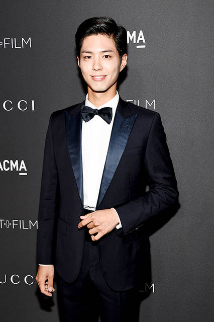 <strong>パク・ボゴム</strong><br /> ウェア：グッチ メイド・トゥ・オーダーのミッドナイトブルー ピークラペル ワンボタン スリーピース タキシード、ホワイト イブニング シャツ、ネイビー ボウタイ<br /> シューズ：ブラック レザー レースアップ シューズ