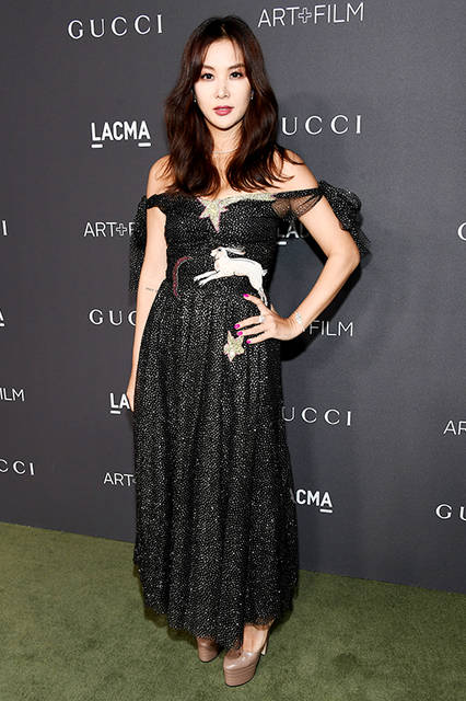 <strong>コ・ソヨン</strong><br /> ドレス：2016年プレフォール コレクション ルック27のスター、ムーン、ラビットパッチがあしらわれたブラックグリッターチュール スリーブレスドレス<br /> シューズ：ヌードカラー ハイヒール プラットフォームサンダル