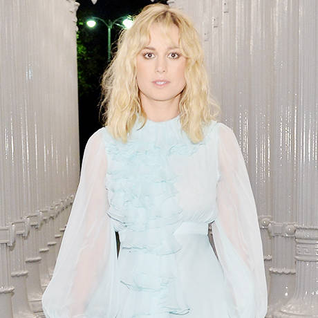 <strong>ブリー・ラーソン</strong><br /> ドレス： 2017年クルーズ コレクションのフラウンスがあしらわれたペールブルー ロングスリーブドレス<br /> バッグ：刺繍が施されたシルクのマルチカラー クラッチ<br /> シューズ：ヌードカラー ハイヒール プラットフォームサンダル