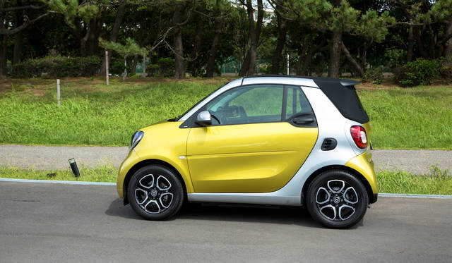 写真のモデルはイエローにシルバーのコンビネーション