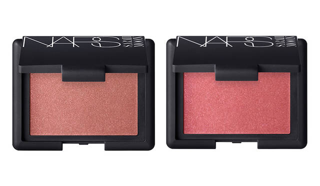 <strong>NARS ブラッシュ</strong><br /> 自然に紅潮したようなトーンをもたらす透明度の高いピグメントを採用したブラッシュは、決して肌を覆い隠すことなく、肌の美しさ、骨格を際立たせて、立体感を演出。肌なじみのよい色調は単色で柔らかくシアーにも、また色を重ねれば、より深みと強さを出すことができます。<br /> <br /> ［限定2色］<br /> 価格｜各3000円（税別）<br />