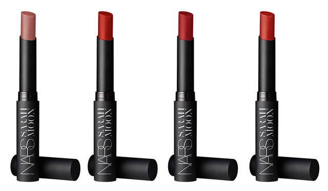 <strong>NARS ムーンマットリップスティック</strong><br /> 極めて豪奢でピグメントを贅沢に配合した限定フォーミュラ。<br /> <br /> ［限定4色］<br /> 価格｜各3000円（税別）<br />