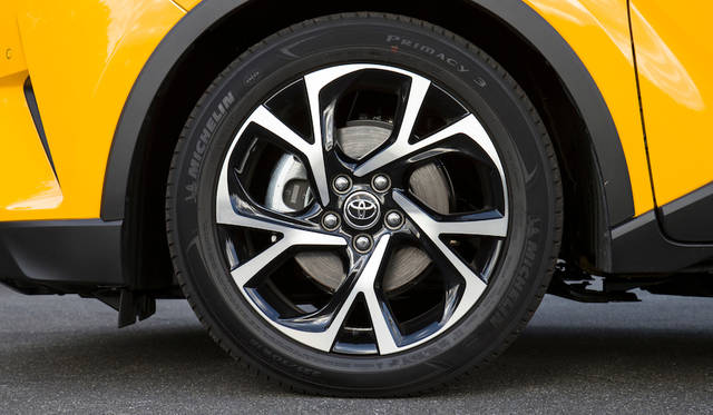 17インチタイヤをより大きく見せるようにしている