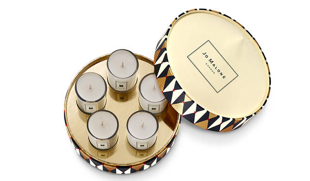 <strong>クリスマス ミニチュア キャンドル コレクション</strong><br /> 発売日｜11月18日（金）<br /> 価格｜1万3000円（税抜）<br /> ＜セット内容＞<br /> ポメグラネート ノアール<br /> ピオニー & ブラッシュ スエード<br /> グリーン トマト リーフ<br /> スイート アーモンド マカロン<br /> フロステッド チェリー & クローブ<br /> 各35g