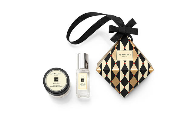 <strong>クリスマス オーナメント</strong><br /> 発売日｜11月18日（金）<br /> 価格｜4000円（税抜）<br /> ＜セット内容＞<br /> ピオニー & ブラッシュ スエード コロン　9mL<br /> グレープフルーツ ボディ クレーム　15mL