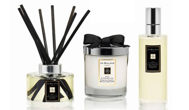 <strong>パイン & ユーカリプタス<br /> セント サラウンド™ ルーム スプレー</strong><br /> 発売日｜11月18日（金）<br /> 価格｜175mL　8500円（税抜）<br /> <br /> <strong>パイン & ユーカリプタス<br /> セント サラウンド™ ディフューザー</strong><br /> 発売日｜11月18日（金）<br /> 価格｜165mL　1万2000円（税抜）<br /> <br /> <strong>パイン & ユーカリプタス ホーム キャンドル</strong><br /> 発売日｜11月18日（金）<br /> 価格｜200g　8500円（税抜）<br />