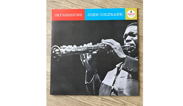 <strong>John Coltrane「IMPRESSIONS」（Impulse）</strong><br>コルトレーンのひとつの到達点。件の“India”はエリック・ドルフィー(bcl)との双頭コンボ。そしてNYの名門ジャズクラブ、ビレッジ・バンガードでライブ録音されたもの。この後にコルトレーンの恒久的なカルテットーマッコイ・ターナー(p)、エルヴィン・ジョーンズ(ds)ジミー・ギャリソン（b）ーが組まれる萌芽の時期の録音というのも興味深い。このどこか牧歌的で深淵な世界をぜひ体感して欲しいと思います。