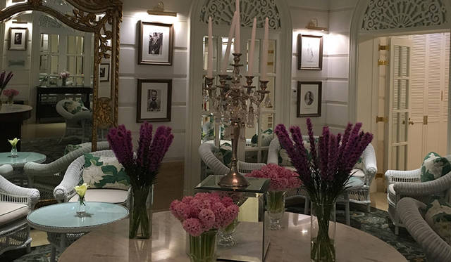 花に溢れた館内