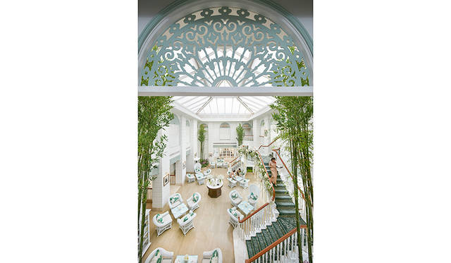 「オーサーズラウンジ」：アフタヌーンティも有名