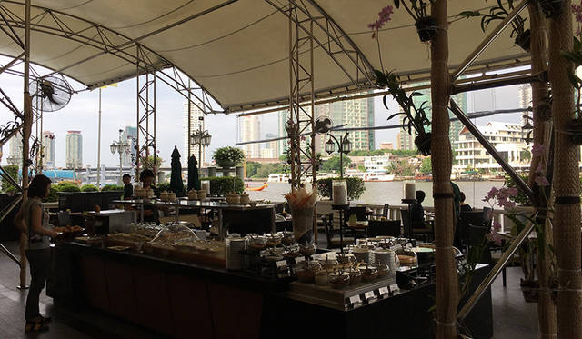 川沿いの優雅な朝食「ザ・リバーサイド　テラス」