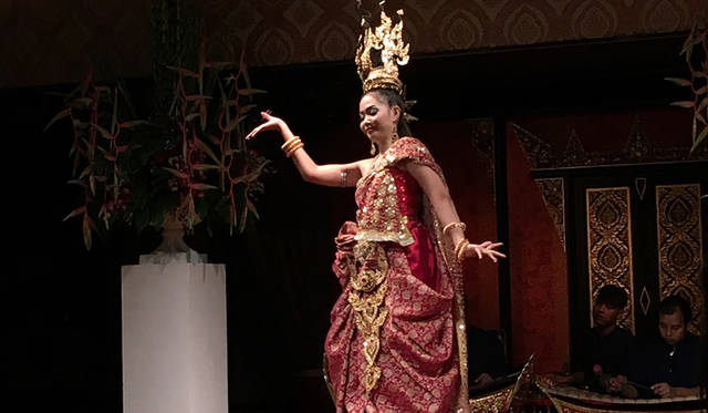 伝統のダンスが見られるタイ料理レストラン「サラ リム ナーム」