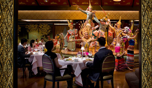 伝統のダンスが見られるタイ料理レストラン「サラ リム ナーム」