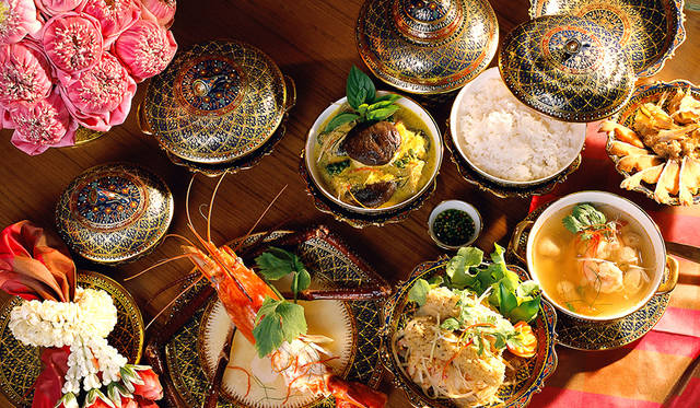 伝統のダンスが見られるタイ料理レストラン「サラ リム ナーム」